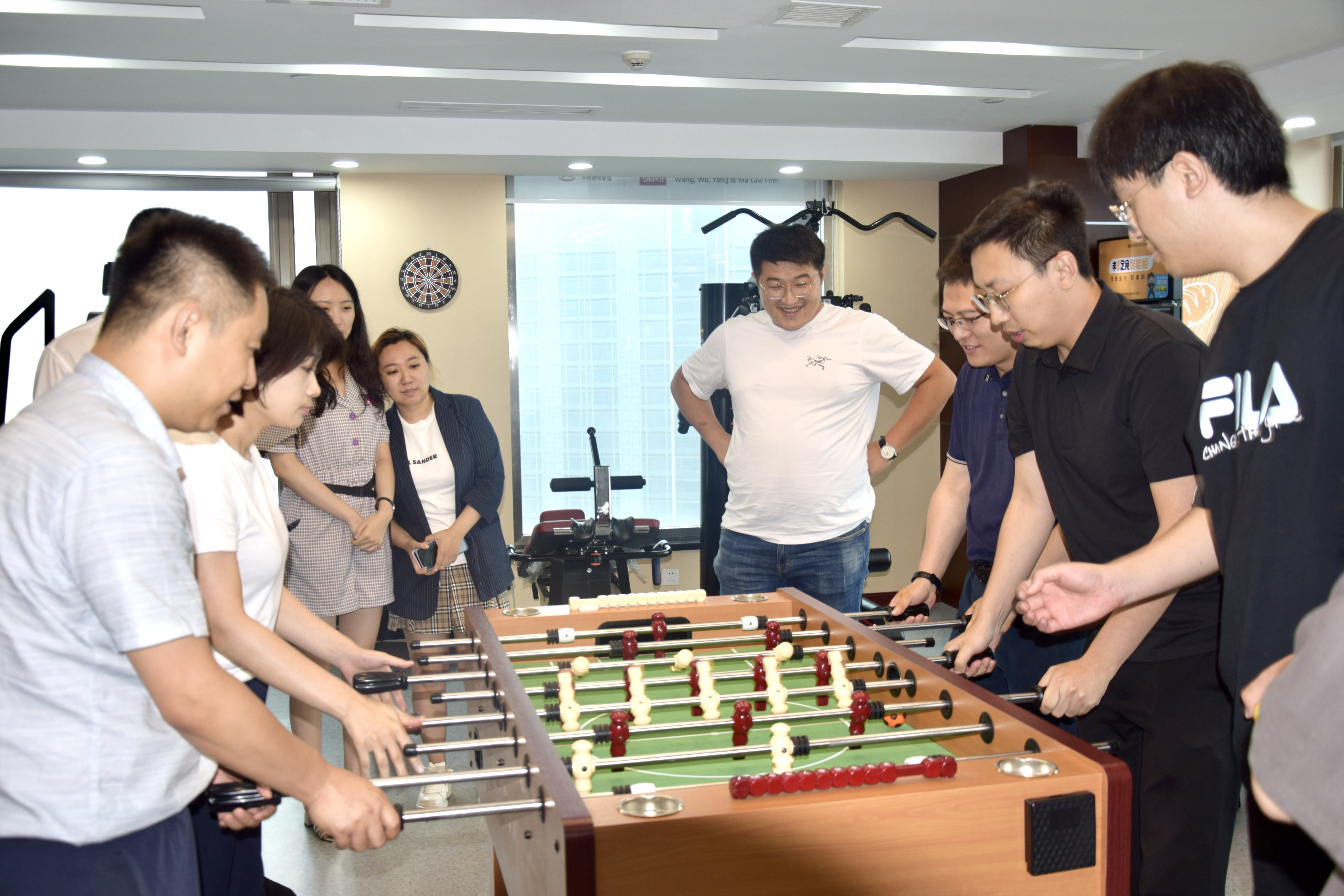 热血拼搏：女子足球运动健将今日火热对阵的简单介绍